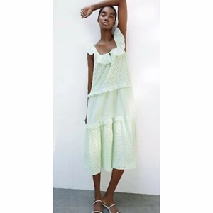 Zara klänning - Lånad bild💚🔥Zara sommar klänning 👗 sötaste finaste klänningen💚Helt slutsåld! Helt ny med etikett kvar. Storlek xs men funkar för s oxå. Jag är 161 o blev lite kort i den😬. 