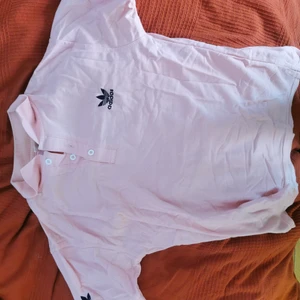 Adidas pikétröja  - Fler bilder kan skickas :) säljs pga för lite utrymme