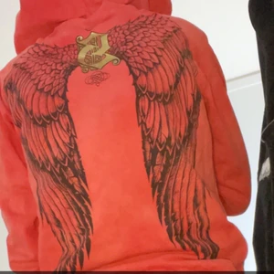 Sinful zip up - Skitcool röd hoodie med tryck på ryggen 🤩🤩 står strl m men ja tycker den är liiiite liten i storleken.
