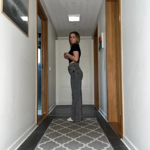 Madlady jeans storlek 36 - SÅ FINA jeans från madlady som tyvärr är för stora för mig. Dem var föe stora när jag fick hem dem men tänkte att dem skulle komma till användning ändå men det gjorde dem inte och därav säljer jag dem nu. Nyskick, använda en gång. Passar en 160-167 skulle jag säga. Lite stretch i dem!