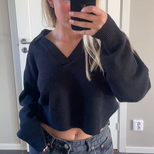 Croppad stickad me tennis krage  - super fin, använd fåtal ggr. Storlek L men sitter bra på mig som vanligtvis har S. Frak tillkommer 🤍