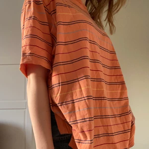 Gant vintage t-shirt - Säljer denna vintage Gant t-shirt i orange med flerfärgade ränder! Tröjan är köpt second hand men är ändå i mycket gott skick! Tröjan är i storlek L men sitter oversized på mig som har storlek S. Hör gärna av er vid frågor eller om ni vill se fler bilder på tröjan! 🥰