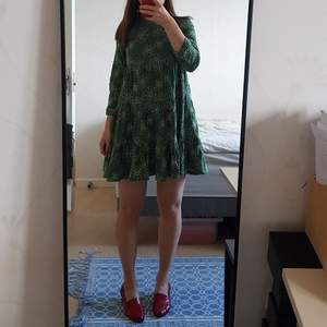 Superfin grön kort klänning från zara med broderimönster. Endast använd 2 gånger. 🌳🌳🌳