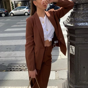 Brunt kavaj set från Nelly - Brunt kavaj set från Nelly! Inte helt säker på om jag vill släppa det ännu så lägger ut och se om någon är intresserad. Säljes ej separat. Kavajen är 36 och byxorna är 34