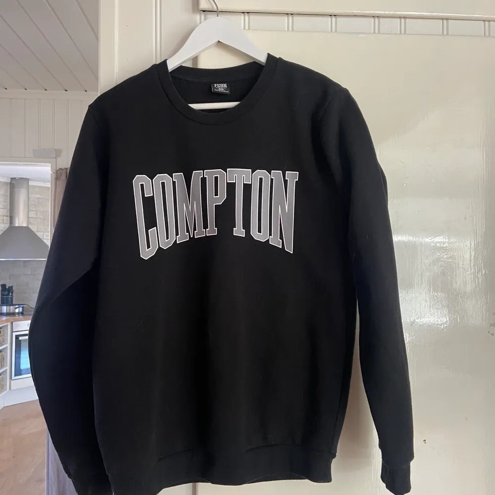 Svart cool sweatshirt med ”compton” tryck! Använd ca 2 gånger! Från New Yorker. Tröjor & Koftor.