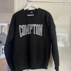 Svart cool sweatshirt med ”compton” tryck! Använd ca 2 gånger! Från New Yorker