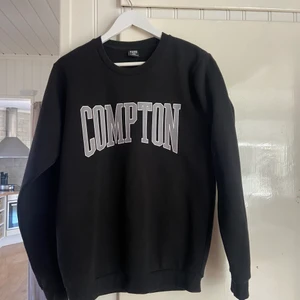 Sweatshirt strl M - Svart cool sweatshirt med ”compton” tryck! Använd ca 2 gånger! Från New Yorker