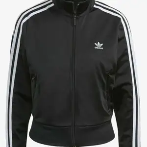 Nytt Adidas sätt, båda delarna i srlk 40 (M) . Jag köpte delarna separat, jackan för 700 och byxorna för 680 kr (1380kr) säljer hela sättet för 600+ frakt. Om ni vill ha fler bilder skicka meddelande så fixar jag det. 