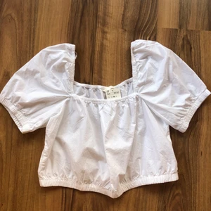 Topp - Supergullig, tunn sommartopp. Aldrig använt då den är för stor för mig. Lappen sitter kvar.