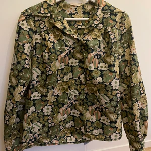 Supersnygg mönstrad skjorta - Jättefin mönstrad skjorta från romance! Superfina färger och mycket mer vibrant än på de första två bilderna, tredje är mer verklighetstrogen. Strl 36