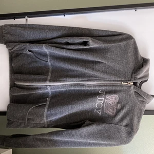 Juicy Couture Tröja - En mörk grå juicy coutre tröja. Nästan aldrig använd och inga skador. 