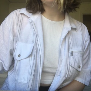 Bowlingskjorta - Kortärmad bowlingsskjorta. Vit med beiga detaljer. Två bröstfickor. Sval och skön. I fint skick. I strl XL, jag använder den som en oversized skjorta. Jag bär ofta L.
