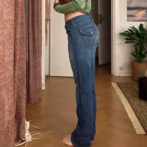 True religion jeans - Jeans från true religion sitter skit snyggt! Jag är 158 cm och dom är för långa för mig. Innerbenslängd: 76 cm, midjemått rakt över: 39 cm