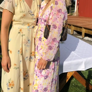 Gina Tricot blommig klänning  - Säljer denna finfina klänning i storlek 34, helt oanvänd. På bilden har jag storlek 36. Bjuder på frakten!