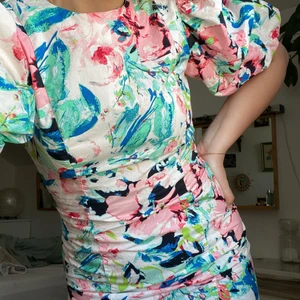 Blommig klänning - Fin sommarklänning ifrån H&Ms finare märke💛 storlek 38 och säljs för 400