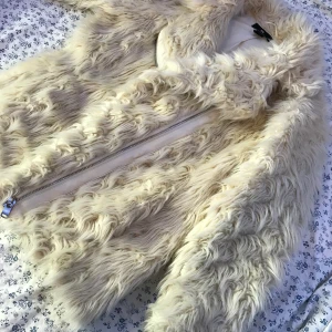 Päls jacka  - Pälsjacka använd bara en gång , men väljer att sälja den vidare på grund av jag inte vill ha den kvar. 