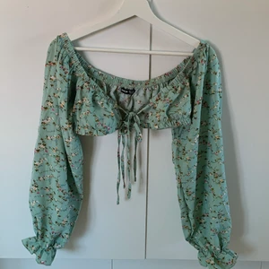 Blommig topp  - Toppen är från SHEIN och aldrig använt. Jättefin sommartopp. Passar till dem med mindre byst 