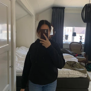 Svart hoodie  - En svart hoodie från Newyorker. Använt några ggr 