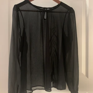 Blus från Åhlens - SKRIV TILL MIG OM SKICK INNAN KÖP, vissa plagg har defekter!Genomskinlig blus från Åhléns. Är 38, men går absolut att använde av 34/36 också! Är absolut öppen för prisförslag, kan mötas upp i Stockholm och det är bara att skriva för fler bilder!!
