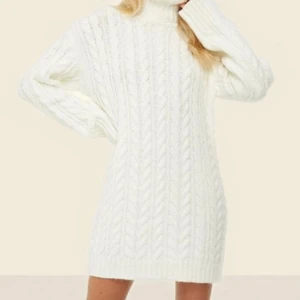 Bianca x Nelly - Cozy Up Knit - Stickad klänning från Biancas kollektion med Nelly. XS men är större i storleken. Endast testad och har lapparna kvar! Nypris 799 kr.