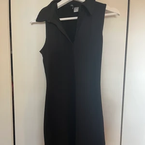 Svart klänning - Så söt klänning med krage, använd 1 tillfälle, kort 