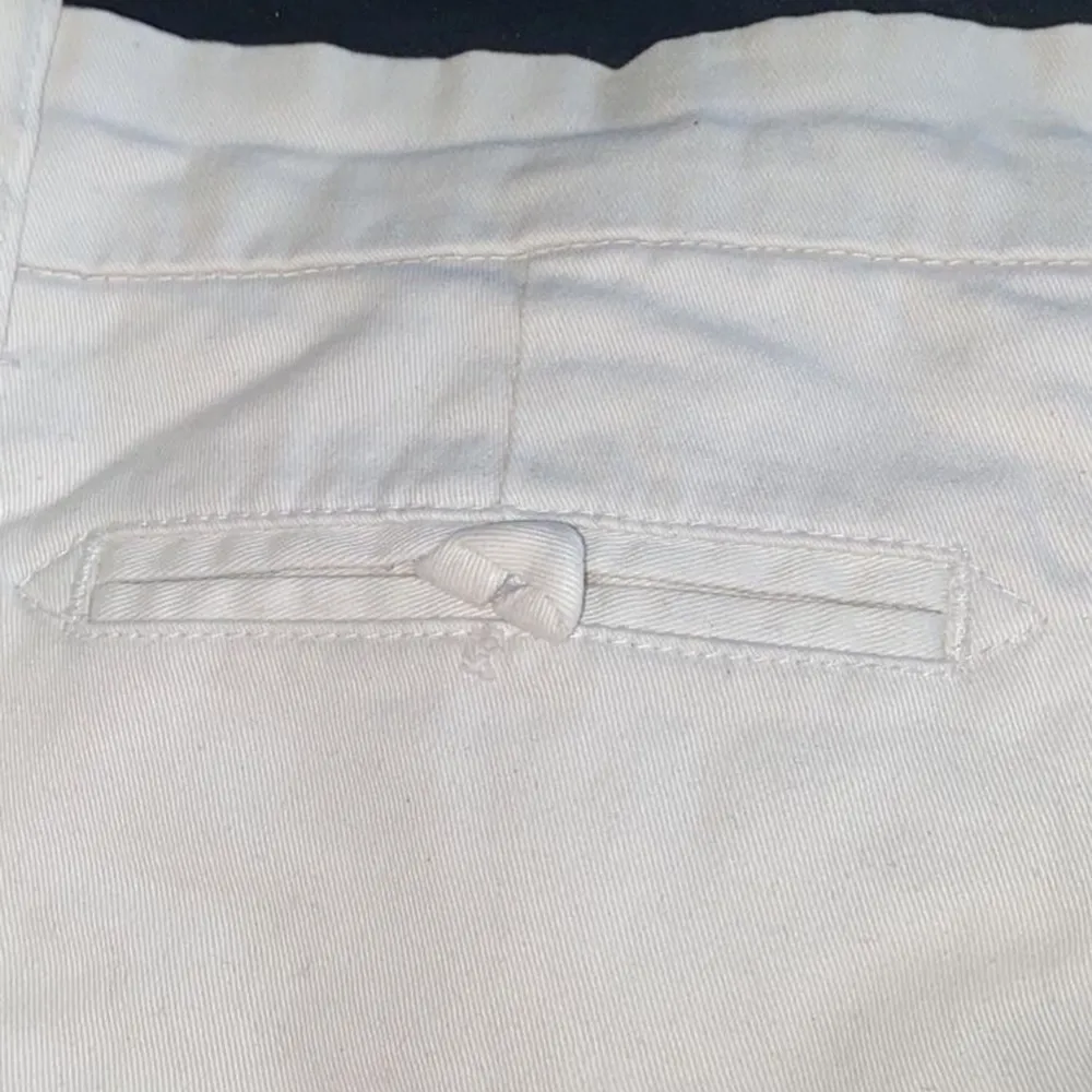 Ett par vita gina shorts i storlek 36 som nästan aldrig kommit till användning. Jag skulle säga att dom är stor i storleken eftersom de passar mig som är ca. 38-40. Ena knappen på bakfickan saknas(se sista bilden). . Shorts.