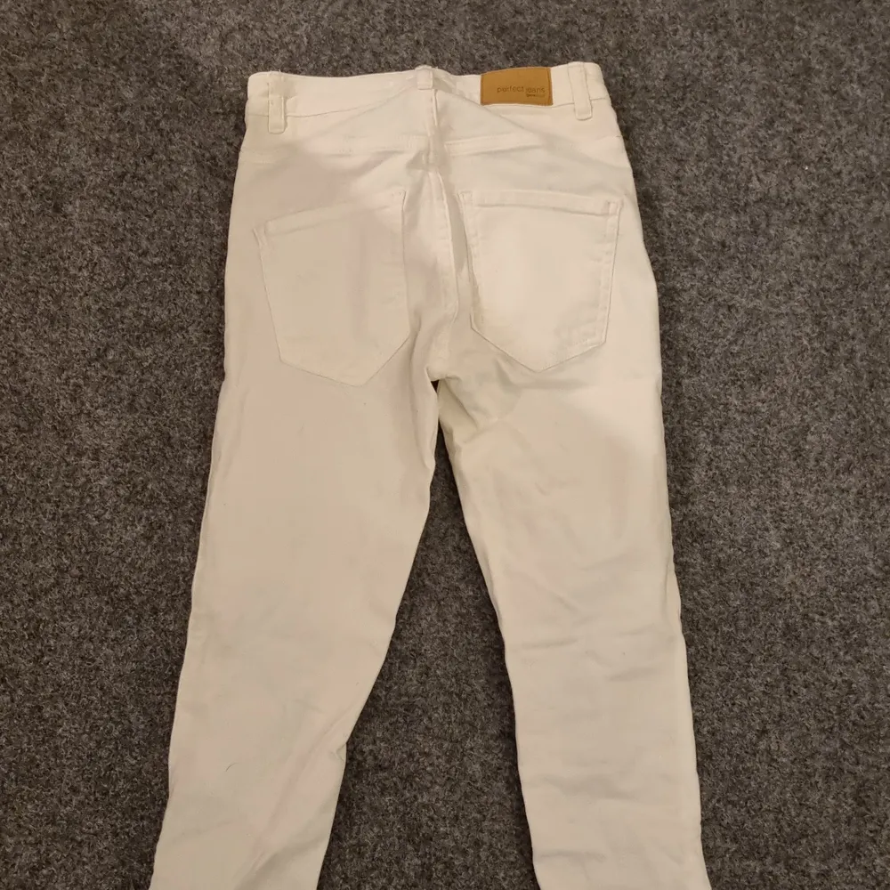 HELT NYA OANVÄNDA Molly vita jeans från Gina Tricot  i stl xs.  Strech ankellång ny pris 299. Jeans & Byxor.