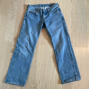 arrow low jeans - säljer dessa super fina arrow low jeans ifrån weekday, färgen Harper Blue & storlek 27/30. Inge defekter eller slitningar. 