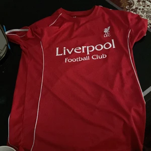 T-shirt - Säljer denna liverpool t-shirt för en låg pris 
