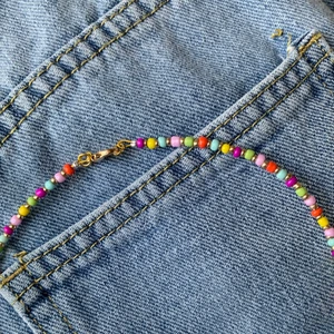 Färgglatt halsband / choker  - Halsband med massa fina färger och guldiga detaljer🌸🥰 Liva upp outfiten med detta halsband🍭🍬 Storleken på halsbandet går att välja själv men standard är ca 40 cm