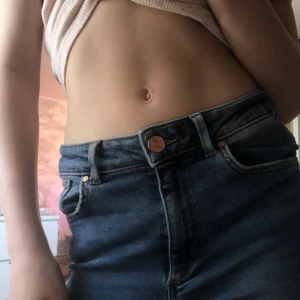 Logmidjade jeans storlek xs/s  - Säljer mina lågmidjade jeans då jag inte känner att jag passar i dom😋 lågmidjatde Bot katt jeans pris kan diskuteras 