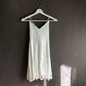 Vit spetsklänning - Korsad rygg. Frakt tillkommer❤️