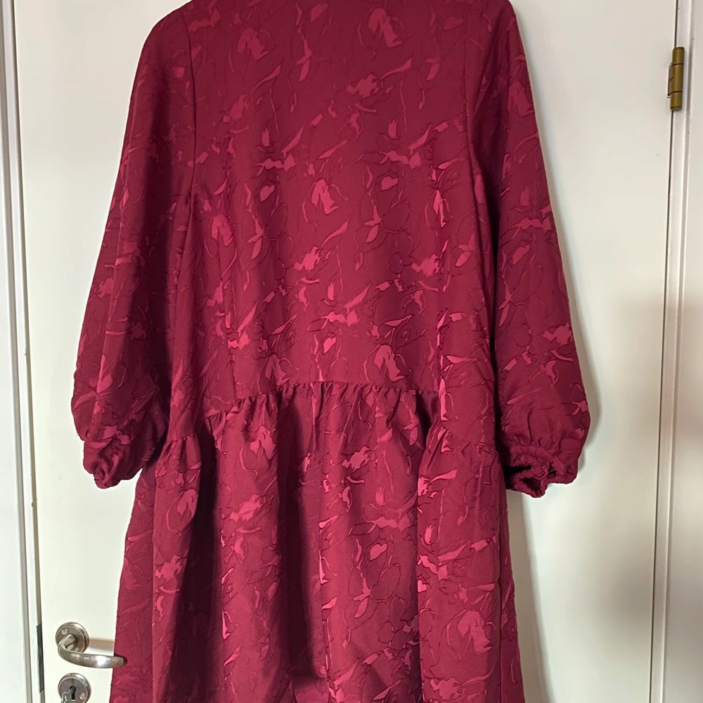 Röd klänning från Mq, storlek S | Plick Second Hand