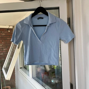 Ljusblå topp från Zara - Ljusblå sommartorp från Zara, aldrig använd - i nyskick. Säljer pga kommer aldrig till användning. Köparen står för frakten!💞