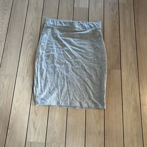 Kjol  - Grå kjol från lager 157.