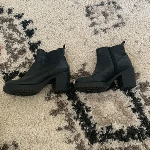 VAGABOND BOOTS - Äkta Vagabond boots, har någon skrapa på sig då de har använts men ser fina ut