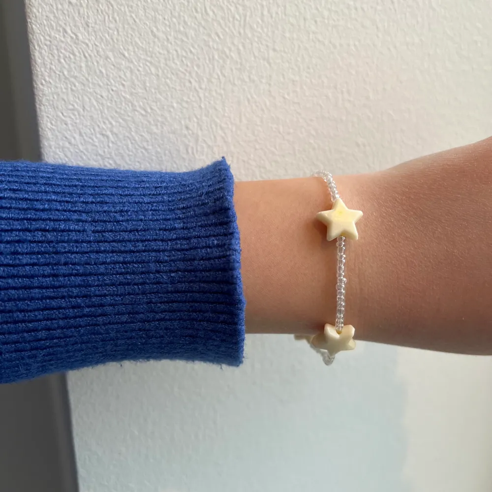 Fint armband med beiga stjärnor och genomsnittliga seedbits⭐️ Perfekt nu till sommaren! Kommer med förlängningskedja :). Accessoarer.