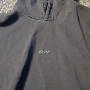 Hugo boss hoddie  - Hugo boss hoddie (äkta) inte använd så mycket. Köpt för 1600kr i affär. Det finns inte så många sånna kvar i affärer och online. Buda!!!