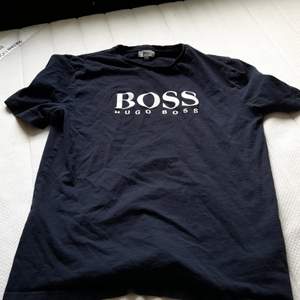 Hugo boss t-shirt (äkta) fint skick. Ser ut som en ny. Kom privat för mer info. Buda!