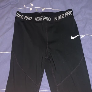 Nike tränings byxor i storlek 146 - Säljer dom fina Nike byxorna för 100kr som är i storlek 146. Säljer dom för byxorna har blivit för små för mig 