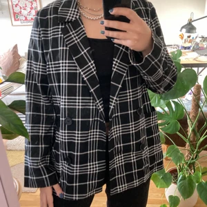 Rutig kavaj - Rutig dubbelknäppt kavaj från monki ✨ storlek XS men oversized. 