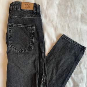 Säljer dessa svarta BDG jeans som är köpta på Urban outfitters!🤍 De är i väldigt bra skick, har bara blivit för små. Köpta för 529 kr, säljer för 120 kr + frakt