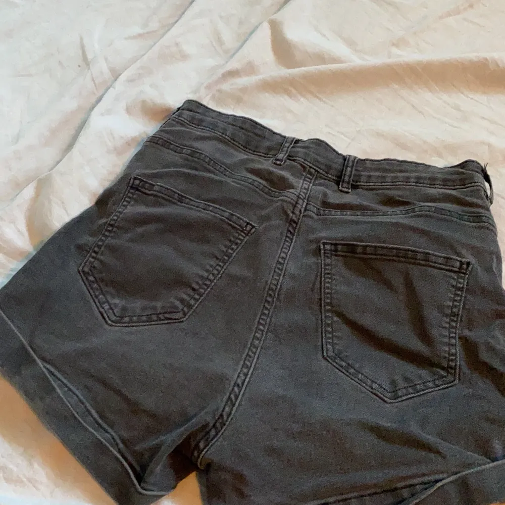 Svarta jeans short från H&M, använda några gånger men fortfarande fina. I storlek 38 men passar mig som är en M/L i byxor! . Shorts.