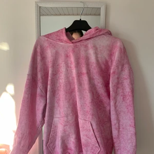 Hoodie ifrån Thecoolelephant  - Säljer denna ”tie dye” hoodien från Thecoolelephant. Tröjan är nästintill oanvänd, har däremot satt in ett resårband för den var väldigt stor i midjan, det går att ta bort. Original pris: 599kr, köparen står för frakten! 