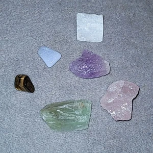 Kristaller  - Dessa är 100% riktiga kristaller det är tiger öga , ametist, rosenkvarts, bandagat,selenit❤😊säg till om ni vill veta vad dessa kristaller gör köpte dom i en kristall äffer som säljer bara riktiga kristaller jag köpte dom för 537 kr