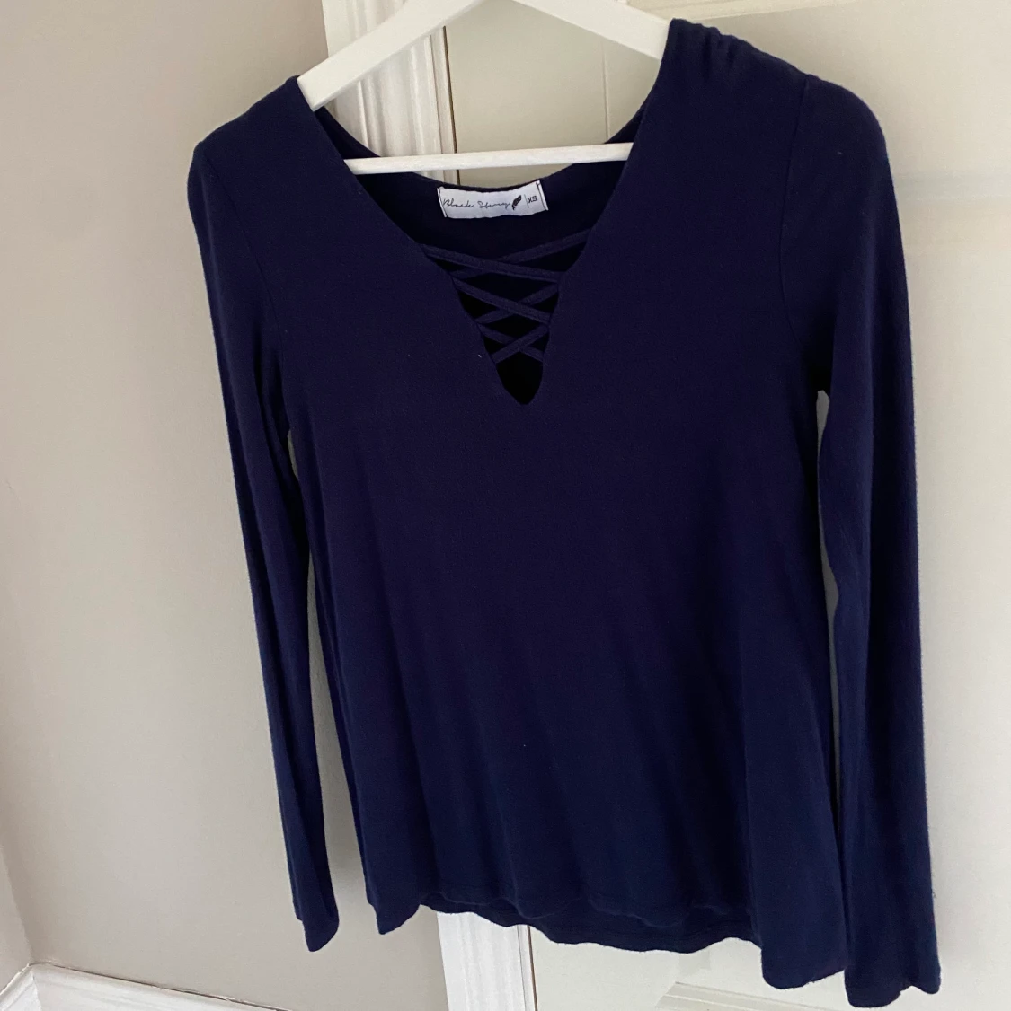 Marinblå, stretchig tröja med detaljer - 90