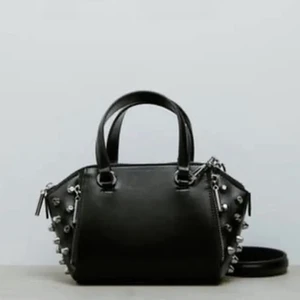 Väska med nitar - Jättefin väska med nitar från zara som är helt slutsåld på deras hemsida!💕 knappt använd och är i nyskick!💓 skriv för fler bilder!❤️