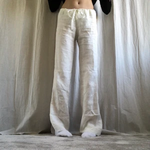 Linnebyxor - ❌LÄGGER UPP IGEN PGA OSERIÖS KÖPARE❌ Så fina linnebyxor i toppen skick🙌🏼❤️ De är ”raw cut” så man kan klippa efter sin längd, men jag är ca 174! Något genomskinliga men inget man tänker på, så fina till sommaren💘💘