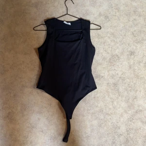 Topp från ginatricot  - En body från ginatricot som kommit till användning en ggn, köpte den för 400kr men säljer den för 200, frakten står du för själv<3