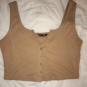 Beige top - Toppen är från SHEIN och har använts 2-3 gånger. Den är även nytvättad. Storlek:38. Den är väldigt fin och i bra skick. 